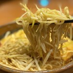 Memba Tado Koro Shouten - 麺は切り口が長方形の平打ちストレート。
                        スープがサラサラなので、ストレート麺に
                        スープが絡みづらいですが、
                        辛味だれで和えられた白髪ネギを
                        ワシッと掴み上げると美味しいです(*´༥`*)