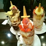 白十字パーラー ぽると総本舗 - 左がチャレンジバナナ、右2つがチャレンジストロベリー