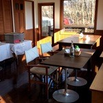 ハム日和 - 明るく気持ちよい店内