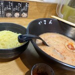 Kaman - 友人はラーメンをチョイスしていましたが　さっさと平らげ替え玉をオーダー。苦笑