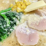 Ramen Takahashi - 柔らかい鶏レアチャーシューやほうれん草がスープに良く合います。