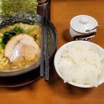 横浜家系ラーメン 旭家  - 