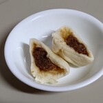 萬珍茶房 - 醤油肉饅の断面図　茶色が濃い