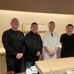 にくの匠 三芳 - 凄い記念撮影です　食べログのアワードかと思います　口から心臓が出そうでした　目線まで頂くとは今でも感激です！