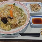リンガーハット  - 料理写真:野菜たっぷり皿うどんとぎょうざ3個