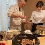 にくの匠 三芳 - やっぱりすき焼きって美味しいですよね〜って語りながら作っています