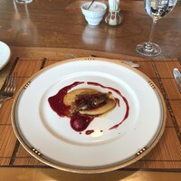 鎌倉山 本店 - ソテーに焼きリンゴとグランベリーソース！ソースの甘さとリンゴの酸っぱさとフォアグラの脂っこさが絶妙！