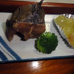 みやこや - スケトウダラの煮付け　ブロッコリー　葡萄