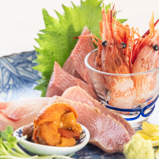 随意享用海鲜菜肴。特别推荐生鱼片拼盘。