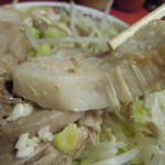 ラーメン二郎 - 【再訪】豚がニンニクまみれでした(笑)