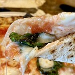 Pizza marumo - マルゲリータ♪
      生地が薄く軽やかでめちゃ美味しい！