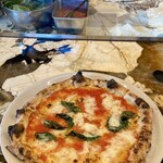 Pizza marumo - マルゲリータ♪
      写真奥は本倉氏が生地を伸ばしている所です。