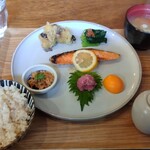 ともんや食堂 - 鮭の塩麹焼き定食。薩摩芋と豆のサラダ、小松菜のお浸し、自家製納豆、桜色の大根おろし、金柑。玄米御飯、味噌汁