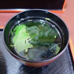 信濃追分蕎麦 初台庵 - 熱々で提供してくれる、"カエシ"が効いた"ワカメ"スープ。