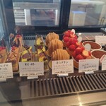 yKUNIEDA - 店内。パンや焼き菓子のみならずケーキ類まで。