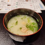 Sushi Masa - お味噌汁の実はお麩、ネギ、ワカメ、アラ。