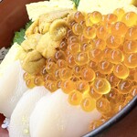 お食事処おさない - しゃこちゃん丼（帆立 うに いくら 玉子焼）　具が余ります　このサイズのホタテは味が濃くて美味しいです