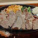 Yayoi Ken - メインのステーキ。
                        ナポリタンにブロッコリー、ポテサラ。