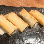 Taishuusakaba Karakaze - 子持ちシシャモとチーズの揚げ春巻き690円