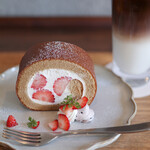 キッサ マシマロ - 料理写真:２０２４年１月再訪：黒糖とイチゴのロールケーキ☆