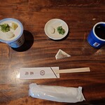 Yorokobian - もり蕎麦用の麺つゆと薬味(左)と天ぷら南蛮用の薬味と山椒(右)。