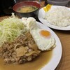 キッチン たか - バターのビーフ 1320円＋目玉焼き200円（味噌汁、サラダ、ライス付き）