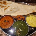 Indian Dining NAMASTE INDIA - 2日連続で訪問。チキンティッカセット ナンはバター塗ってあります。左はひき肉のカレー、右はほうれん草