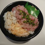 魚丼 - 炙りチーズハラス 炙り縁側 ネギトロ丼 (595円)＋125円でシャリを大盛り