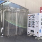 かしわうどん玉蔵 - 店舗横の食事スペース