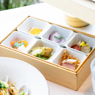 A luxurious lunch with six kinds of boxed appetizers that lets you feel the four seasons with all five senses.