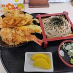 Teshio - エビイカ天丼と半蕎麦セット979円