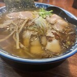 麺工房 隠國 - メニューよりチャーシューは小さめだけど

モモ、バラ、肩ロースどれも美味い。

噛んで旨みを感じるタイプ。