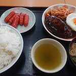 Kaisen Shokudou Okudosan - 煮込みハンバーグ、赤ウインナー、ご飯大、わかめ汁(*´ω｀*)