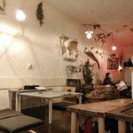 cafe&bar monjiro - 店内奥（全座敷席）