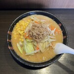 麺屋まる勝 - 【味噌らーめん ￥880】シャキシャキの野菜、コーン、ひき肉が乗ってて、麺がモチモチのラーメン♩食べ切れるか不安だったので麺少なめでいただきました( * . .)"店主さん良い人でした♩