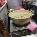 豚足のかどや - いつでも提供出来るように、鍋には常時豚足がよういされています。