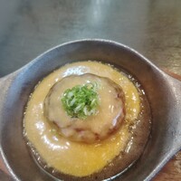 広島 鉄砲町 稲茶 - 有名な鰯のハンバーグ。鰯の風味豊かだけど魚臭くなくて魚が苦手な方でも大丈夫そう。熱々をいただきました。もう一品小鰯の天ぷらがあったのに写真撮り忘れ。