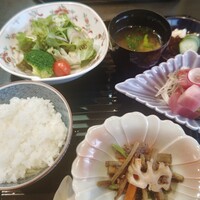 広島 鉄砲町 稲茶 - 味噌汁は熱々で出汁が利いていてとっても美味しかったです。お刺身はブリともう一つ(忘れてしまいました。)