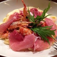 魚タリアン YO - 彩りも美しい。海老と生ハムの生パスタ、クリームソース。(2014.01)