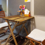 こんなにデカいサンドイッチは反則だ - テーブル席