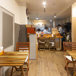 こんなにデカいサンドイッチは反則だ - 内観全景