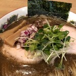 人力俥 - 2種類のチャーシュー、メンマ、紫玉ねぎ、カイワレ、ネギが乗ります！