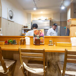 こんなにデカいサンドイッチは反則だ - カウンター席