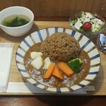 キッチン ブルー グローブ - ビーフカレー　コーヒー炊きライス添え