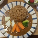 キッチン ブルー グローブ - 上からのビーフカレー、コーヒー炊きライスは黒米の様