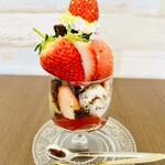 ファヴォリ - いちごパフェ