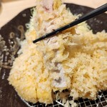 とんかつ憲進 - 箸で持つと重さで切れそうなぐらい柔らかい