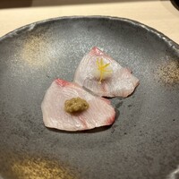 鮨 からす 十三店 - 寒ぶり刺身 朴葉味噌と柚子おろし