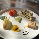 Kominka Kafe Hitohira - ランクアップデザートはケーキ、フルーツなどの盛り合わせ