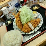 Ureu Rebuta Tonkatsu Kimini Ageru - ロースエビ定食にキャベツ（190g）とライス（330g）、タルタルソース